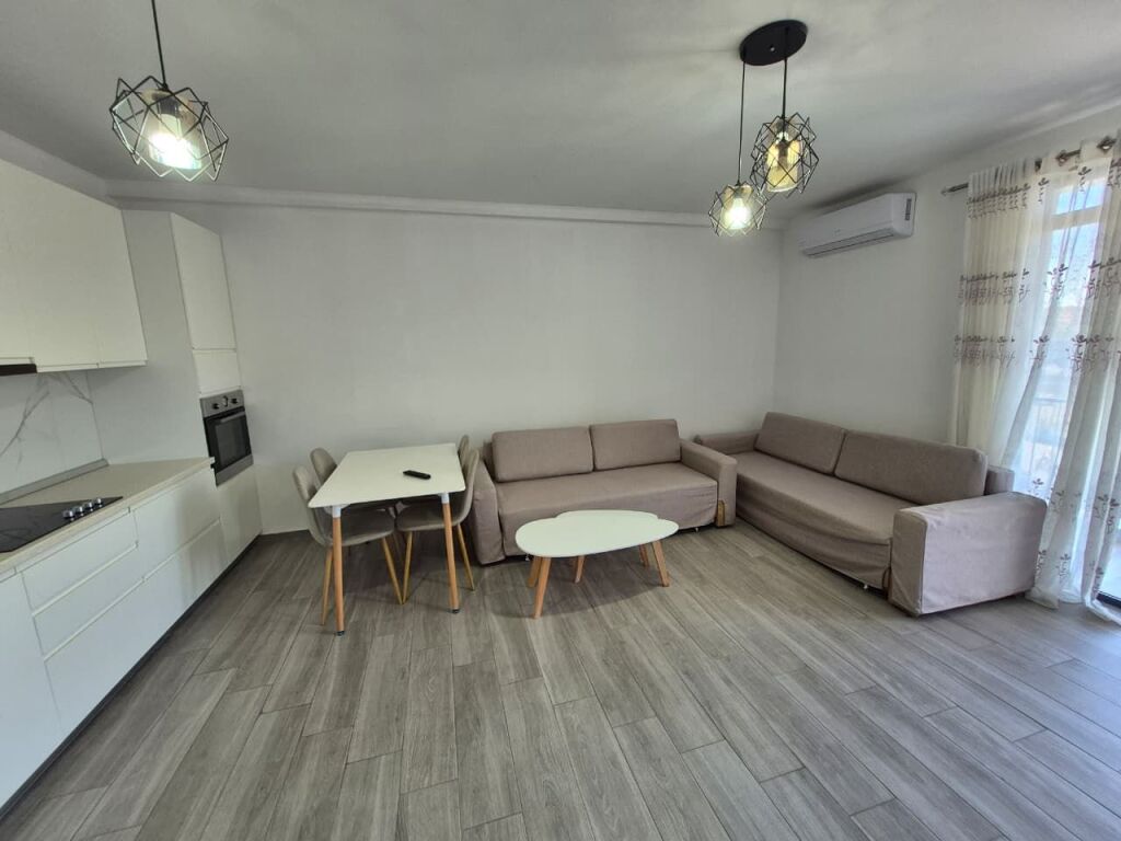 Appartamento 3+1+2 in affitto situato in Via 5 Maji, alla fine, vicino alla Rotonda.