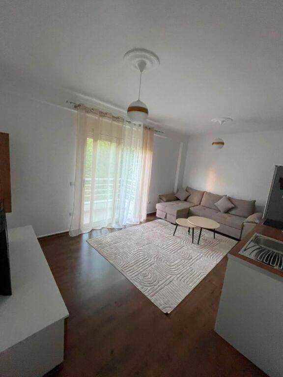 🏡 Jepet me qera apartament 1+1  📍 Pranë Liqenit Artificial, ngjitur me kopshtin Zoologjik   🏢 Kati 2 🛗 Me ashensor  🛋️ Mobilim i ri  💰Çmimi: 50.000 Lekë/Muaj   📩 Për më shumë informacion ose për një vizitë në pronë, kontaktoni.