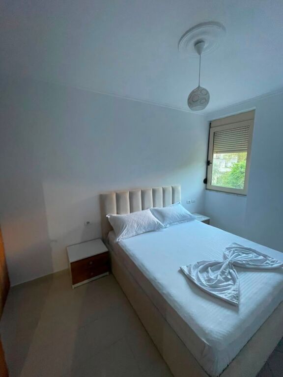 🏡 Jepet me qera apartament 1+1  📍 Pranë Liqenit Artificial, ngjitur me kopshtin Zoologjik   🏢 Kati 2 🛗 Me ashensor  🛋️ Mobilim i ri  💰Çmimi: 50.000 Lekë/Muaj   📩 Për më shumë informacion ose për një vizitë në pronë, kontaktoni.