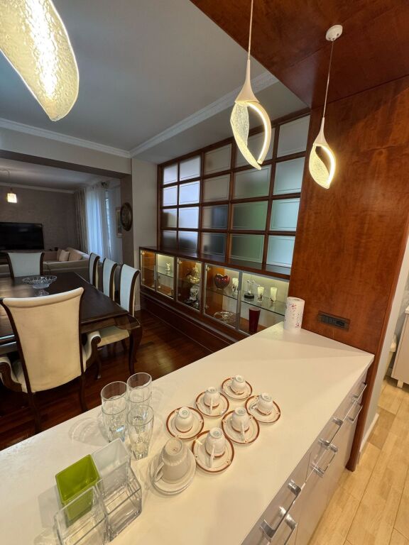 Ish Blloku, jepet me qera apartament 3+1+2.