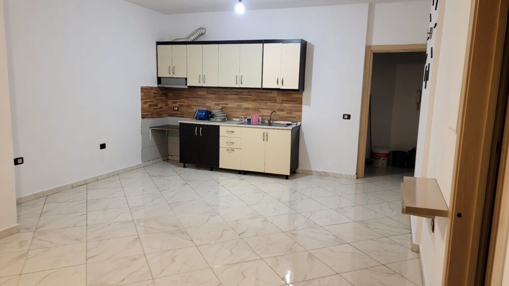 🏢Ne zonen e Astirit,prane Bar 2 Palmat,jepet me qera apartament 2+1,pjeserisht i mobiluar 35,000Leke