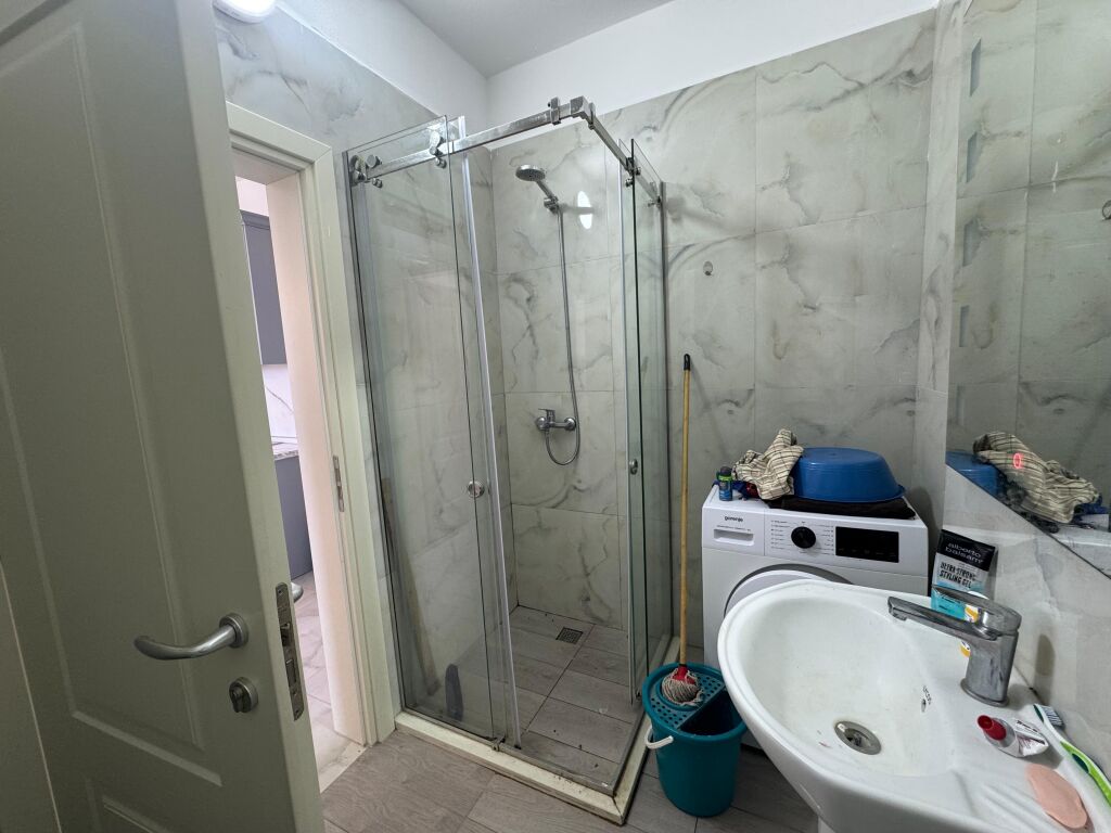 Shitet Apartament 1+1