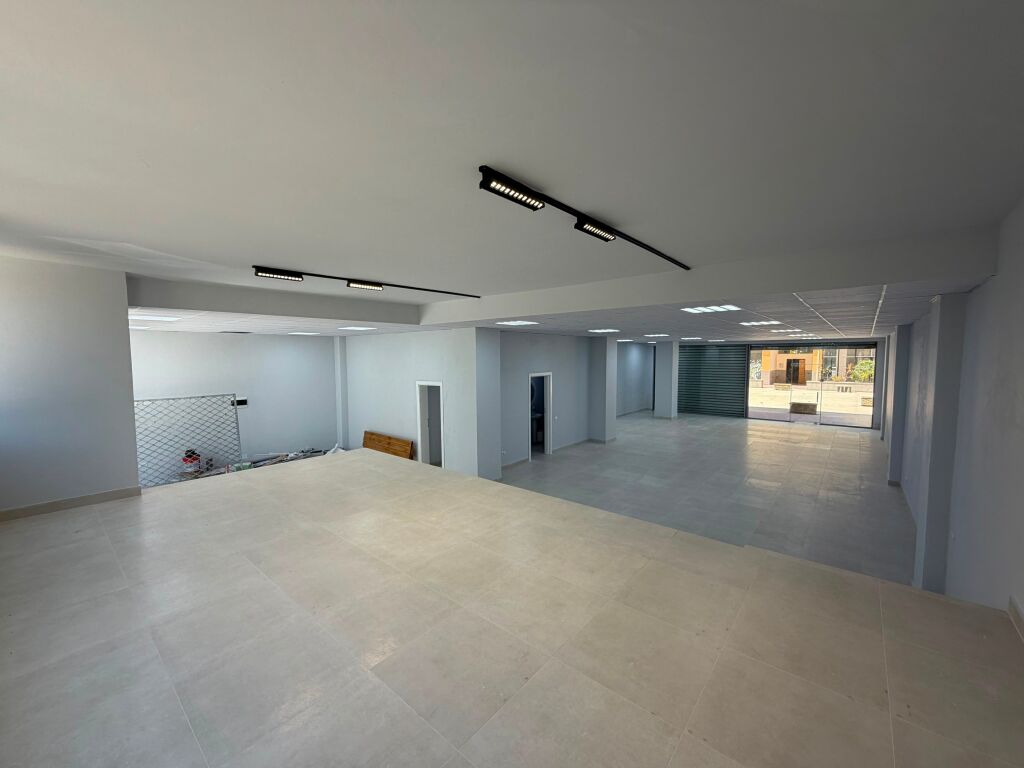 Locale commerciale in affitto presso Vila L ad Astir.