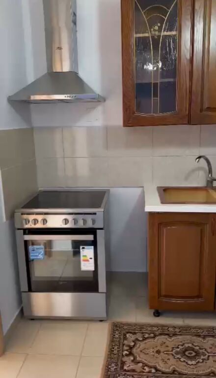 Jepet me qera Apartamenti 1+1, KRYEZIM I SHKOLLES SEBASHKUAR, PERBALLE 400 Mije leke