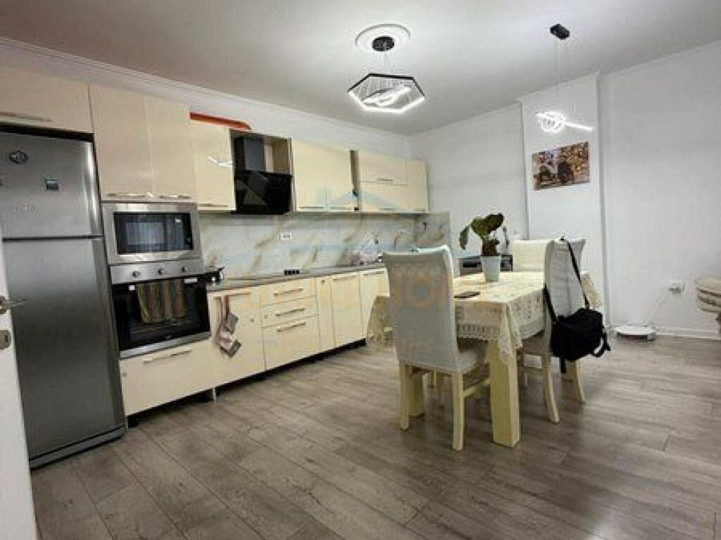 Shitet, Apartament 2+1, Pallatet Cabej, Misto Mame