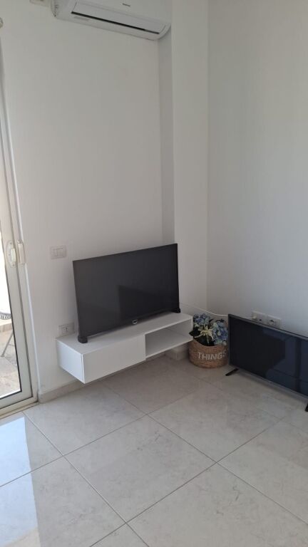 🏡 SHITET APARTAMENT 2+1 ME PARKIM – QERRET  📍 Vetëm 30 metra nga deti, në një nga zonat më të kërkuara për pushime dhe investim.  ✨ Detaje të pronës: • Tipologji: 2+1 • Sipërfaqe: 80 m² • Kati 6, me ashensor • Plotësisht i mobiluar • Pamje nga deti 🌊 • 1 vend parkimi i përfshirë  🎁 Bonus: Në çmim përfshihen çadrat dhe shezllonat në rreshtin e parë për të gjithë sezonin.  💶 Çmimi: 180.250 € (i padiskutueshëm)