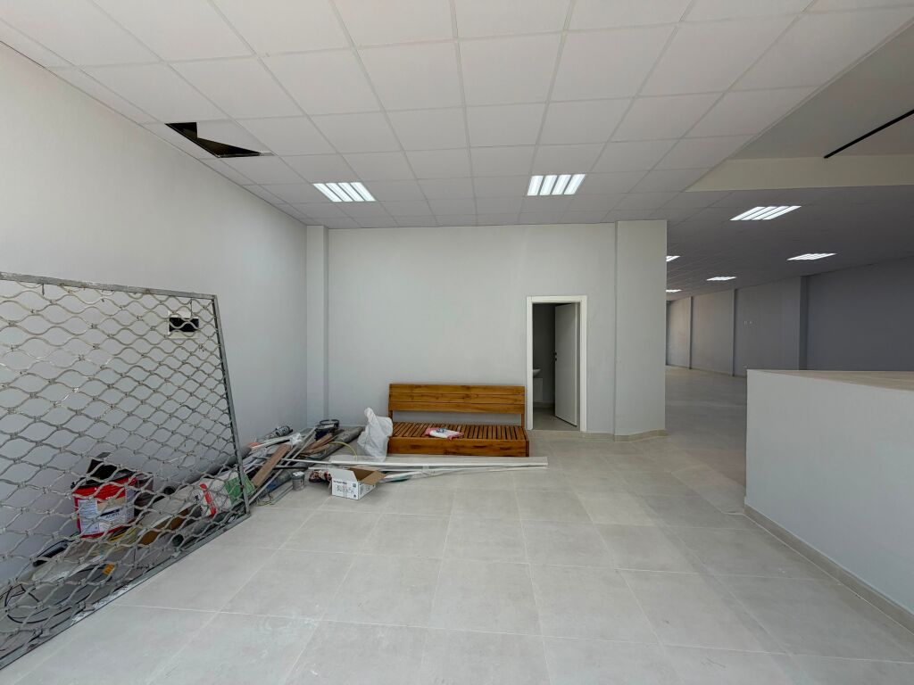 Locale commerciale in affitto presso Vila L ad Astir.