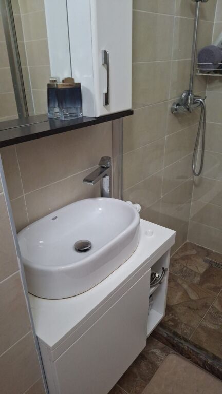 🏡 SHITET APARTAMENT 2+1 ME PARKIM – QERRET  📍 Vetëm 30 metra nga deti, në një nga zonat më të kërkuara për pushime dhe investim.  ✨ Detaje të pronës: • Tipologji: 2+1 • Sipërfaqe: 80 m² • Kati 6, me ashensor • Plotësisht i mobiluar • Pamje nga deti 🌊 • 1 vend parkimi i përfshirë  🎁 Bonus: Në çmim përfshihen çadrat dhe shezllonat në rreshtin e parë për të gjithë sezonin.  💶 Çmimi: 180.250 € (i padiskutueshëm)