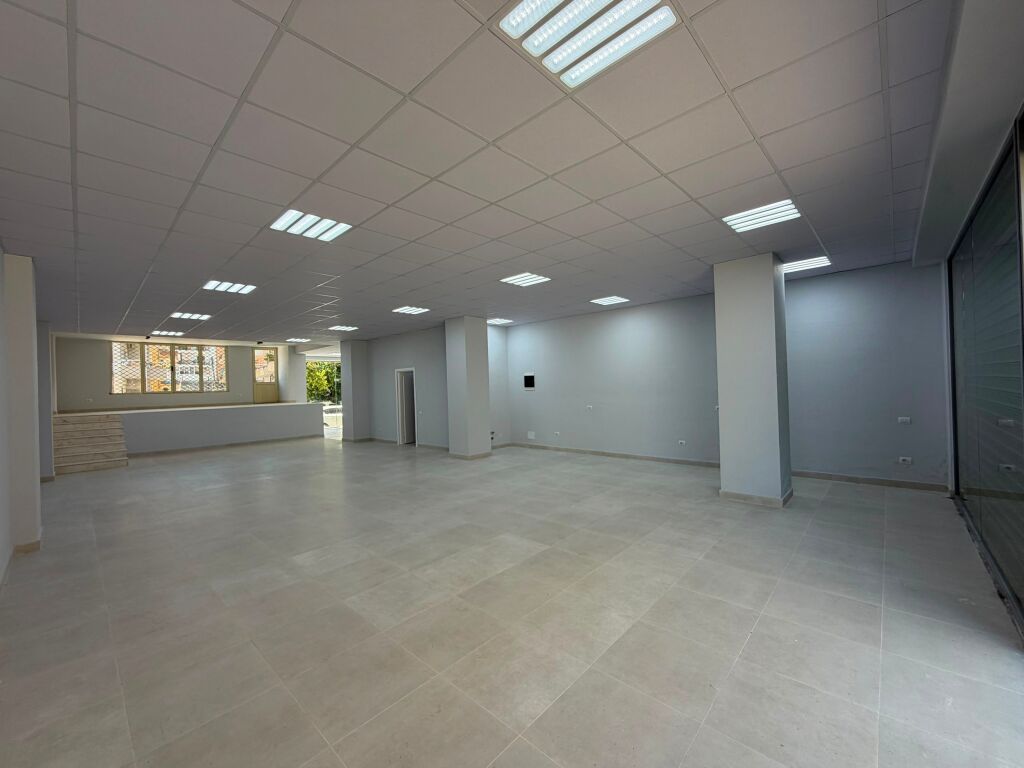 Locale commerciale in affitto presso Vila L ad Astir.
