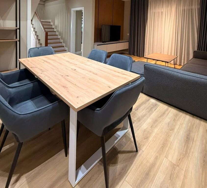 Shitet apartament dupleks 4+1+3 tek Liqeni i Thate , prane Hotel Radisson .