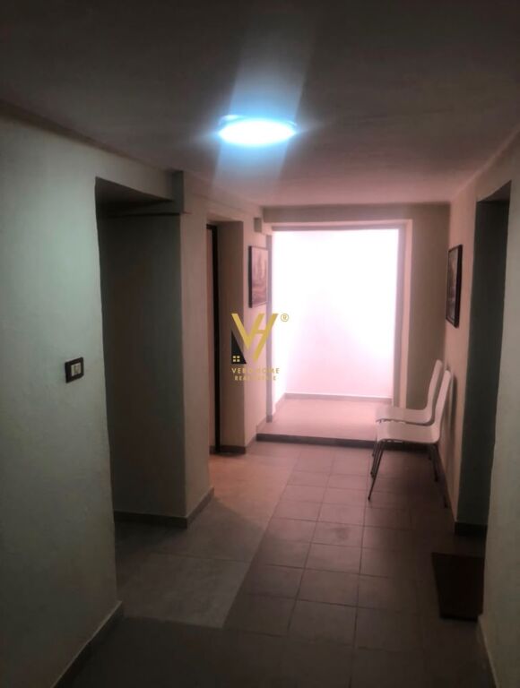 VENDESI MAGAZZINO 11 M2 IN AFFITTO A ISH BLOK 15.000 LEKE