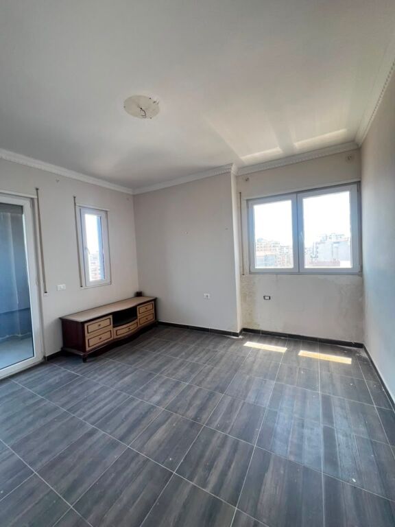 SHITET APARTAMENT 2+1 PRANE STADIUMIT, DURRES