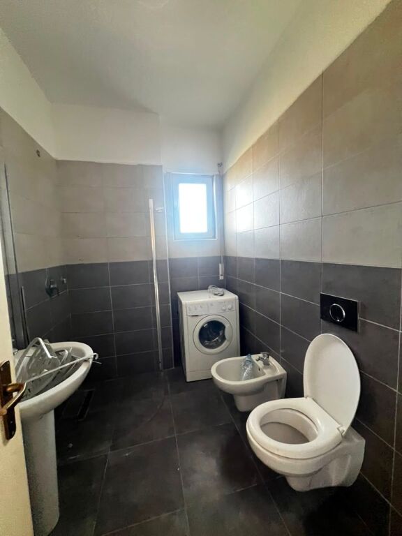 SHITET APARTAMENT 2+1 PRANE STADIUMIT, DURRES