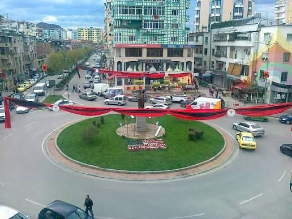 Ambient biznesi me qira , Ish Blloku
