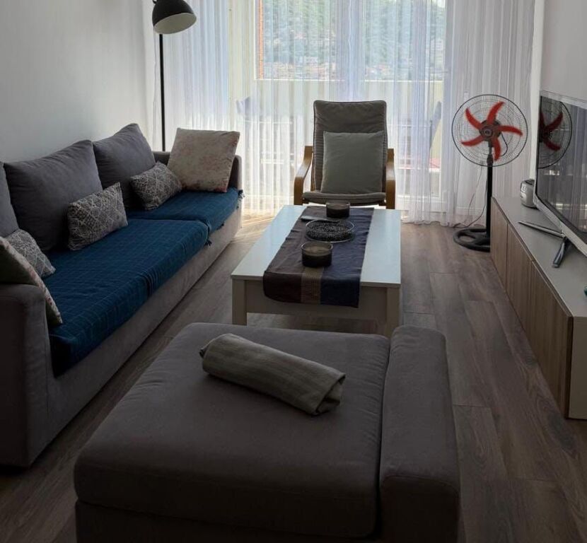 Jepet apartament 2+1 me qira tek Kompleksi Golden Park 4 , Yzberisht , Misto Mame , Kompleksi Delijorgji , Pallati me Shigjeta .