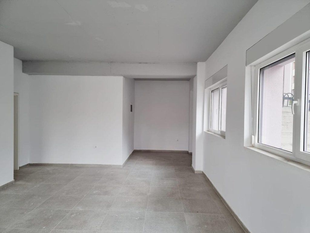 Dyqan Për Shitje në Kompeksin Mangalem,Ali Demi, Tiranë 130,000 €