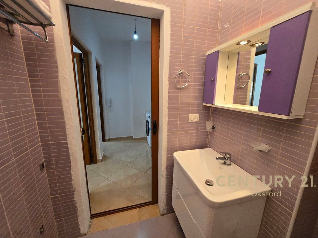 APARTAMENT 1+1 ME QIRA NE YZBERISHT PALLATET DILO!
