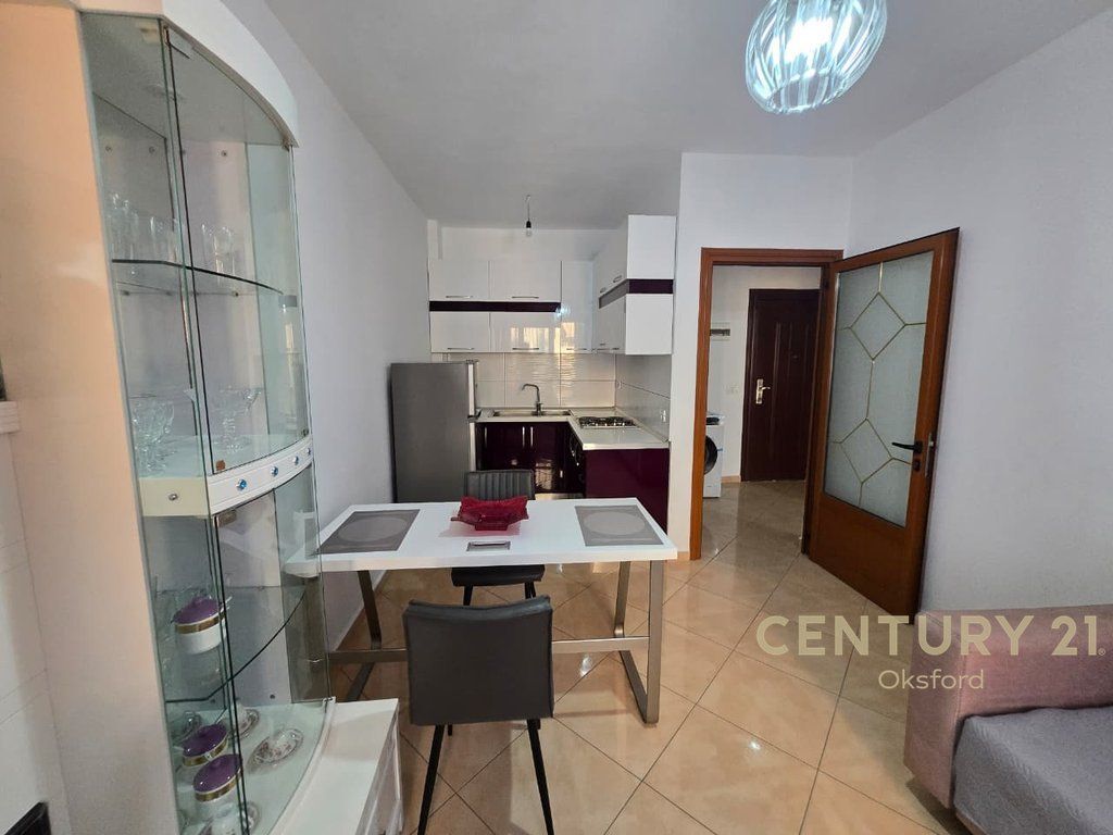 APARTAMENT 1+1 ME QIRA NE YZBERISHT PALLATET DILO!
