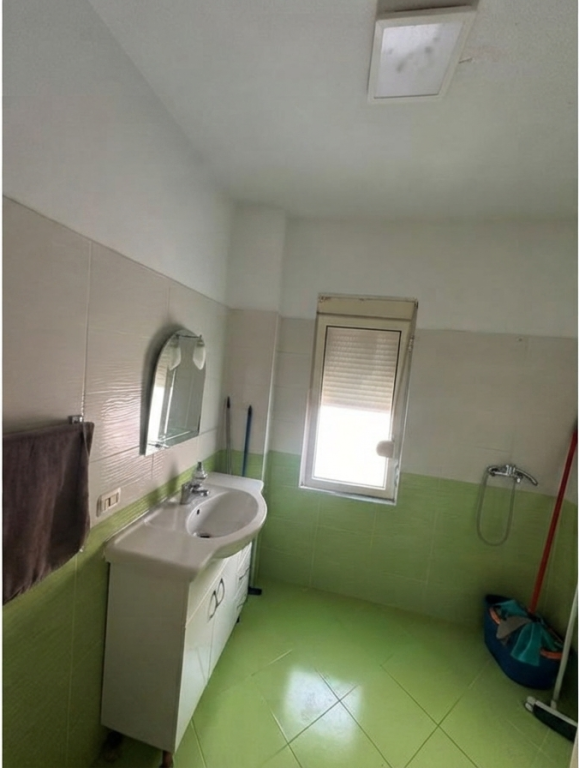 Qera, Ambient per zyra, Komuna e Parisit, Tirane