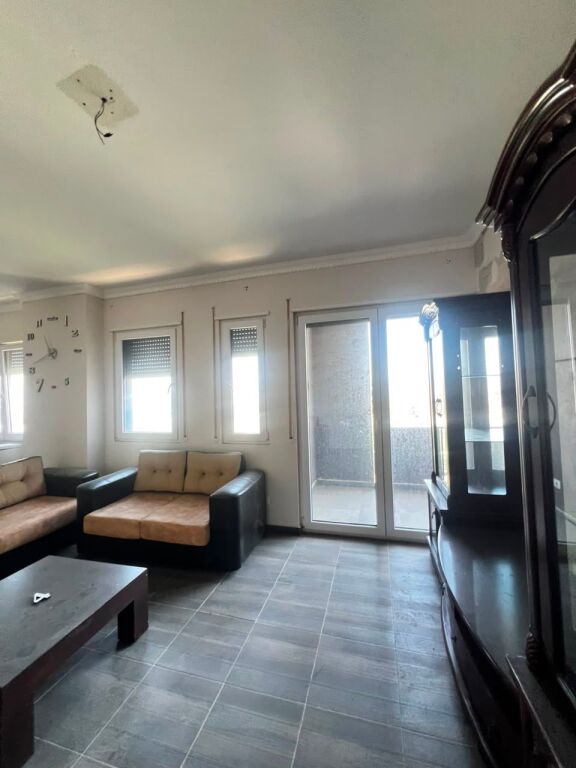 SHITET APARTAMENT 2+1 PRANE STADIUMIT, DURRES