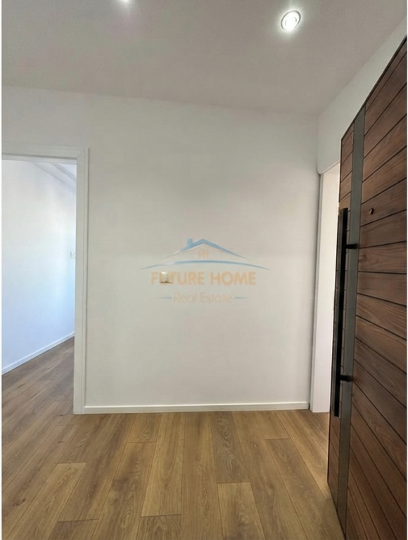 Shitet , Apartament 2+1+1 ambient gatimi me vete, Bulevardi Zogu i I, Tirane.
