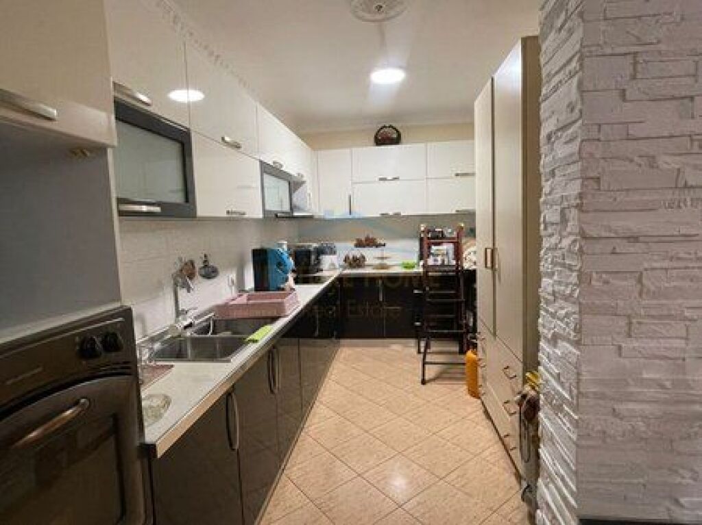 Affitto, Appartamento 2+1+2, Via 5 Maggio, Tirana