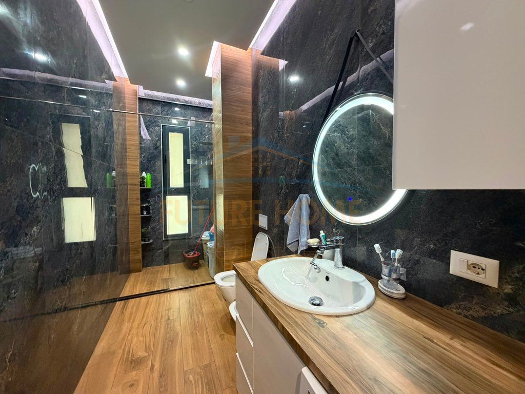 Shitet, Apartament 2+1+2, Rruga e Kavajes, Tiranë
