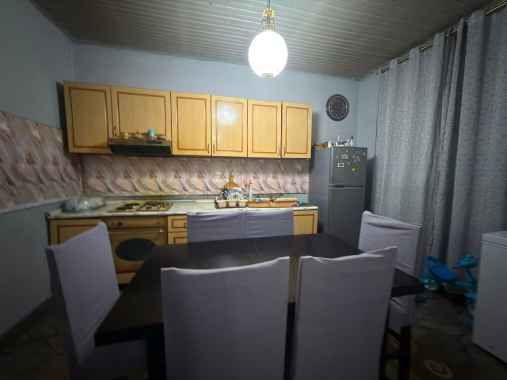 Shiten 2 Apartamente pranë Gjimnazit "Ali Demi", Vlore.