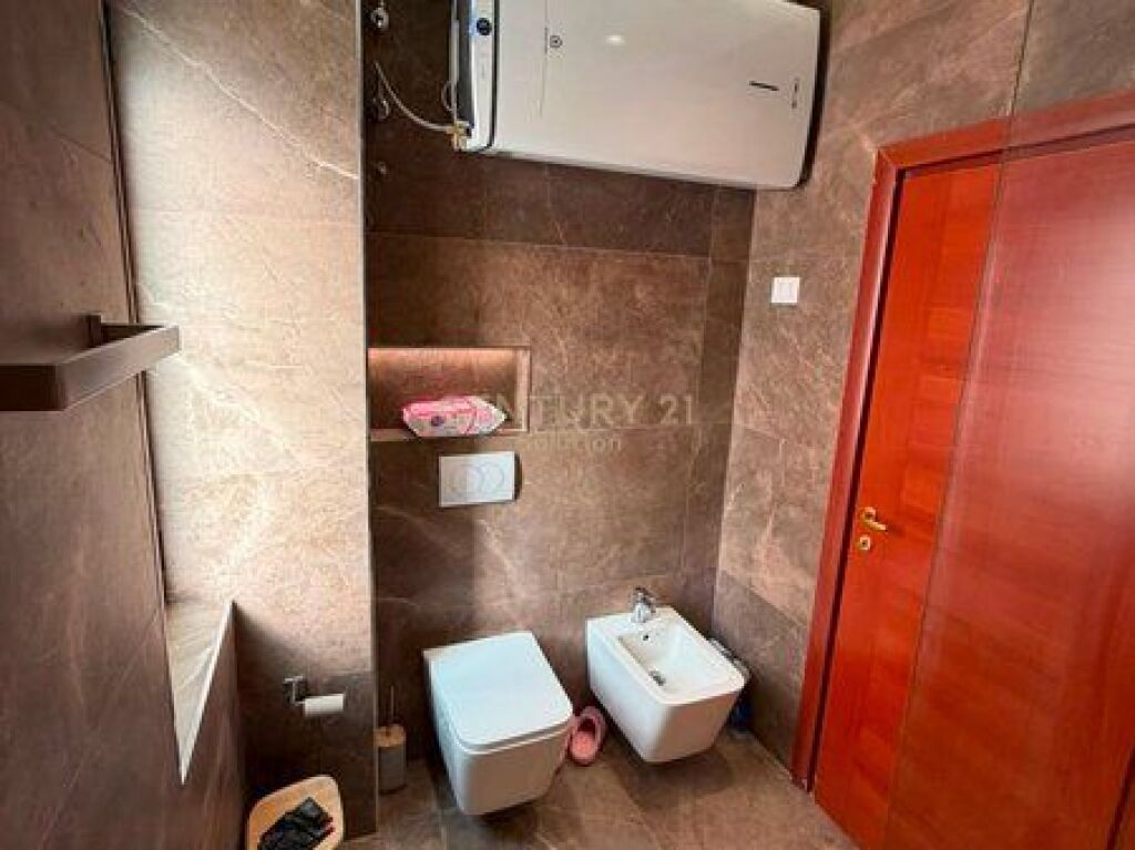 APARTAMENT 3+1+2 PER SHITJE PRANE THESARIT, FRESK!