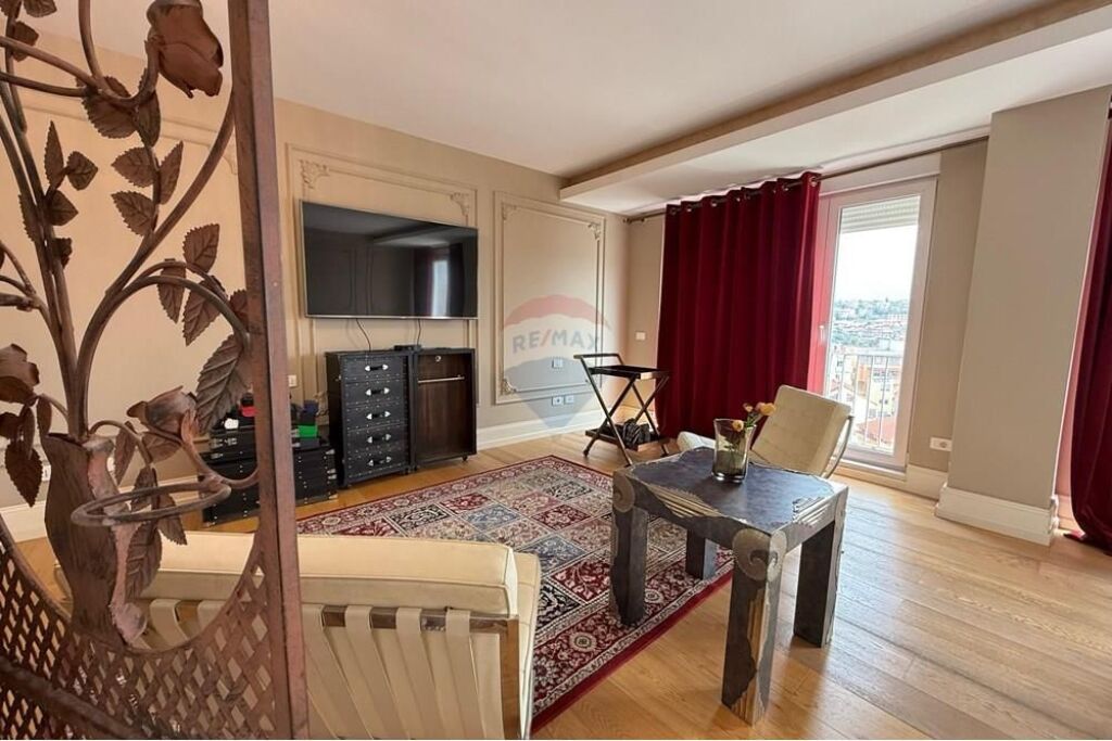 Penthouse Ekskluziv për Shitje – Luks, Arkitekturë Bashkëkohore dhe Panoramë 360° mbi Tiranën