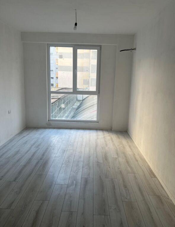 Ofrohet për Shitje Apartament 3+1+3 perballe Stacionit të Trenit, Durres!