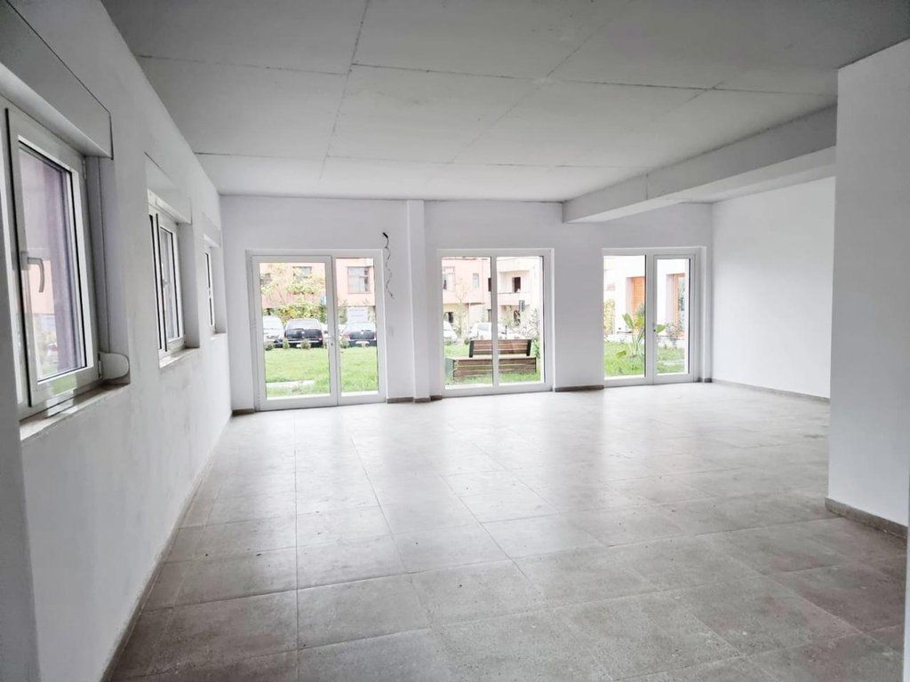 Dyqan Për Shitje në Kompeksin Mangalem,Ali Demi, Tiranë 130,000 €