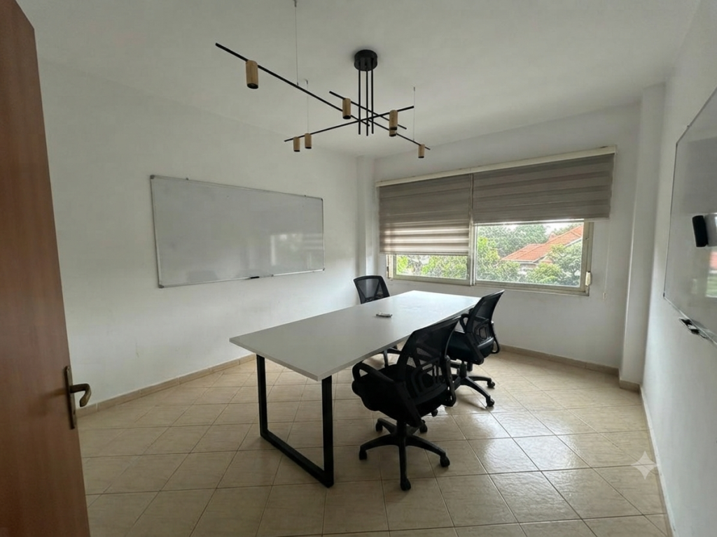 Qera, Ambient per zyra, Komuna e Parisit, Tirane