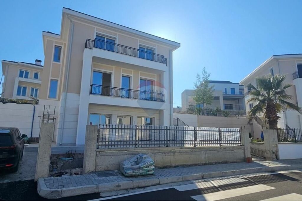 Vilë Luksoze për Shitje në Collina Verde, pranë TEG | 5 Dhoma Gjumi | 1.300.000 €