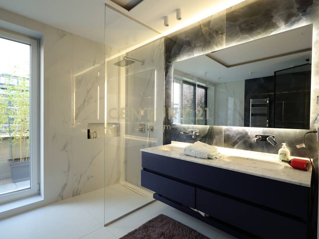 UNIQUE PENTHOUSE FOR SALE IN THE HEART OF THE FORMER BLOCK Exclusive Penthouse – A New Standard of Luxurious Living!