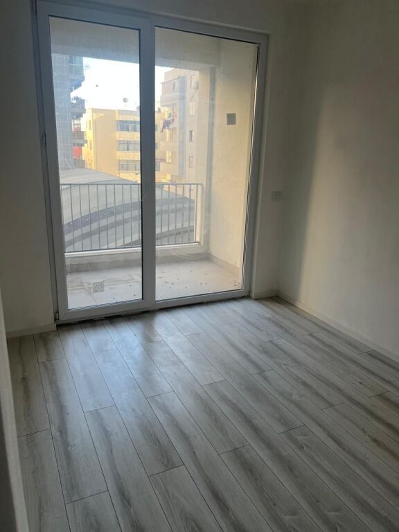 Ofrohet për Shitje Apartament 3+1+3 perballe Stacionit të Trenit, Durres!
