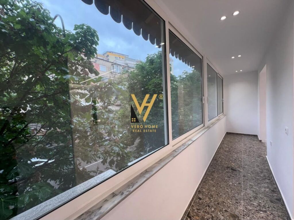 JEPET ZYRE 75 M2 ME QERA TE RRUGA E BARRIKADAVE 1.000 EURO