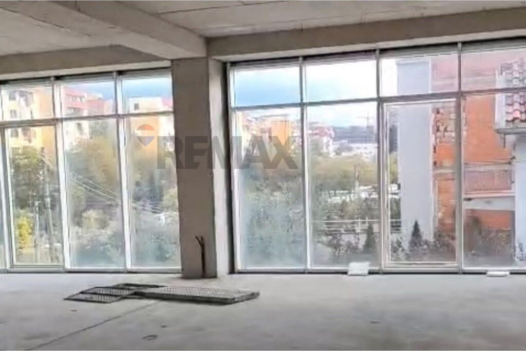 Jepet me qira ambient biznesi në Bllok