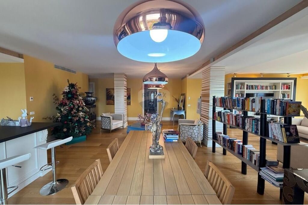 Penthouse Ekskluziv për Shitje – Luks, Arkitekturë Bashkëkohore dhe Panoramë 360° mbi Tiranën