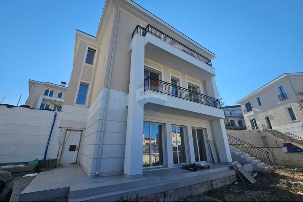 Vilë Luksoze për Shitje në Collina Verde, pranë TEG | 5 Dhoma Gjumi | 1.300.000 €