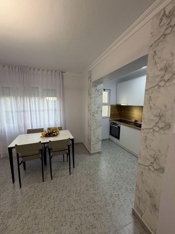 Affittasi 3+1+1 Viale Zogu i Pare 800 mila lek