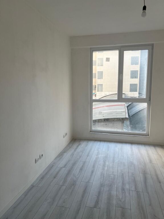 Ofrohet për Shitje Apartament 3+1+3 perballe Stacionit të Trenit, Durres!