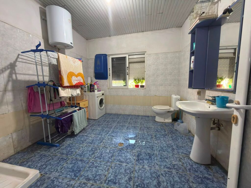Shiten 2 Apartamente pranë Gjimnazit "Ali Demi", Vlore.