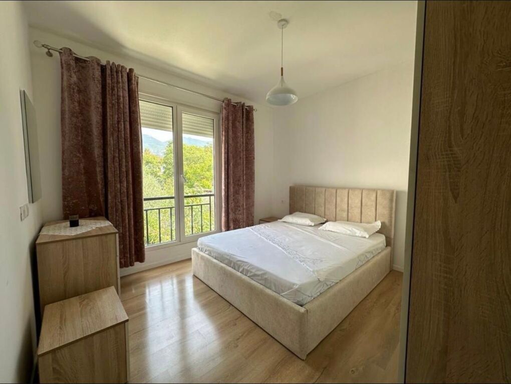 Jepet me qera 2+1 RR. E DIBRES MINISTRIA E MBROJTJES 650 MIJE LEKE