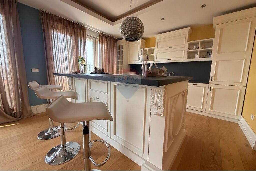 Penthouse Ekskluziv për Shitje – Luks, Arkitekturë Bashkëkohore dhe Panoramë 360° mbi Tiranën
