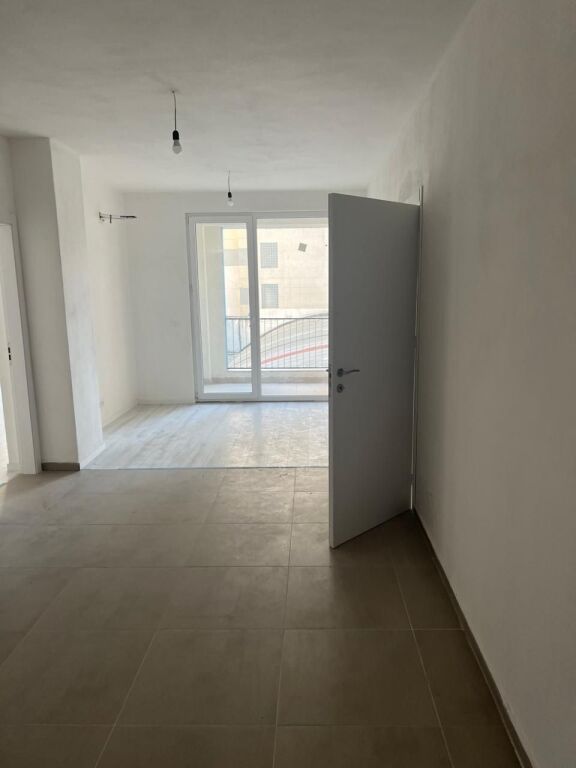 Ofrohet për Shitje Apartament 3+1+3 perballe Stacionit të Trenit, Durres!