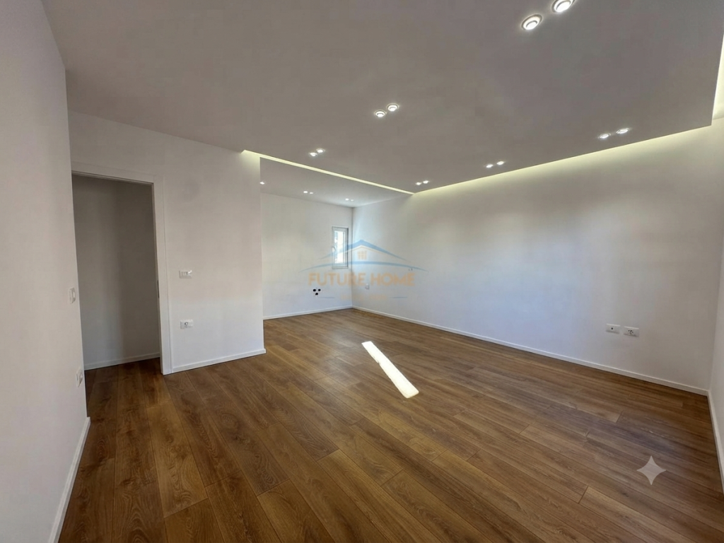 Shitet , Apartament 2+1+1 ambient gatimi me vete, Bulevardi Zogu i I, Tirane.