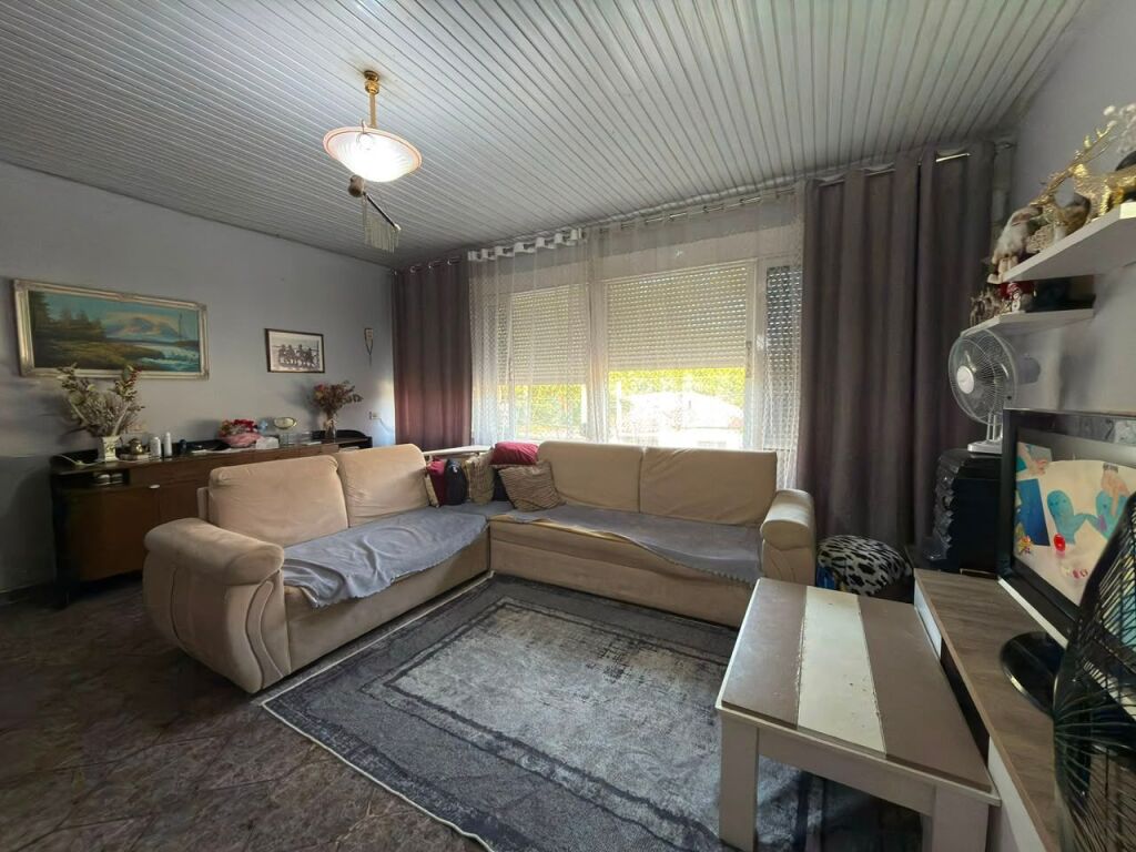 Shiten 2 Apartamente pranë Gjimnazit "Ali Demi", Vlore.
