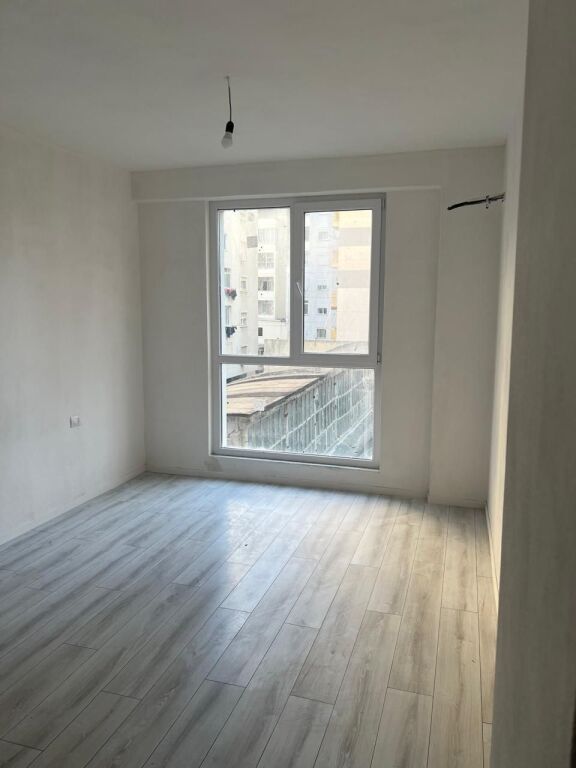 Ofrohet për Shitje Apartament 3+1+3 perballe Stacionit të Trenit, Durres!