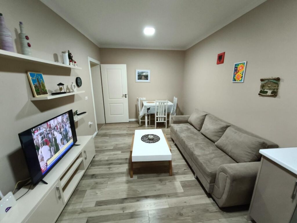 APARTAMENT ME QERA 1+1 RRUGA E DURRESIT 50.000 LEKE FH-86322